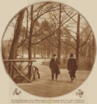 206907 Afbeelding van een ouder paar bij de knuppelbrug in het Wilhelminapark te Utrecht.